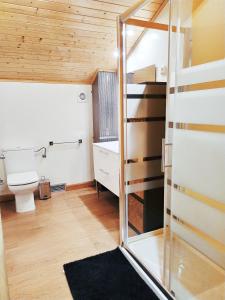 Koupelna v ubytování Casas rurales en Fanlo y Valle Vio + 37 fotografií