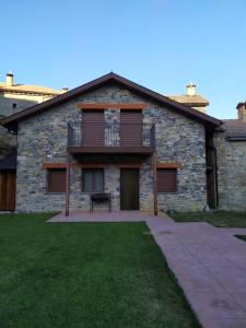 Casa de ladrillo con balcón y patio en Casas rurales en Fanlo y Valle Vio, en Fanlo del Valle de Vío