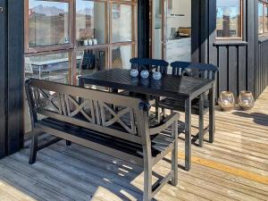 una mesa negra y sillas en un porche en 8 person holiday home in Hj rring, en Hjørring