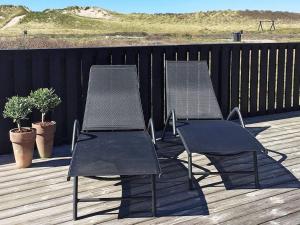 dos sillas sentadas en la parte superior de una cubierta en 8 person holiday home in Hj rring, en Hjørring
