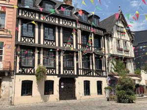 um edifício antigo com bandeiras e bandeiras nele em Les Mille et une Nuits em Rouen