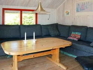 Alsにある6 person holiday home in Hadsundのリビングルーム(ソファ、木製テーブル付)