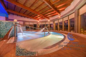 ein Pool mitten in einem Gebäude in der Unterkunft Hotel Spa Norat Torre Do Deza 4* Superior in Lalín