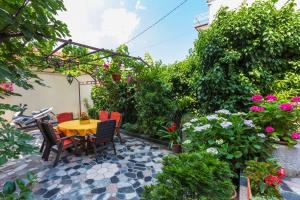 Vonkajšia záhrada v ubytovaní Apartmani Tena