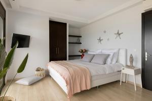 Łóżko lub łóżka w pokoju w obiekcie Antonoglou Beach Villas - Waterfront Luxury Retreat