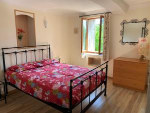 Postel nebo postele na pokoji v ubytování LA BASTIDE DU GINESTE - Poppys + 10 fotografií