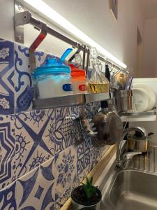 - un comptoir de cuisine avec un évier et un foss dans l'établissement La Piccola Casa di Angela, à Syracuse