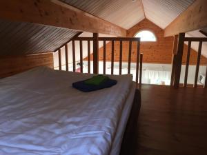 una camera da letto con letto in una camera in legno di Gärdsholmens Skärgårdshemman "Boken" a Edsbruk