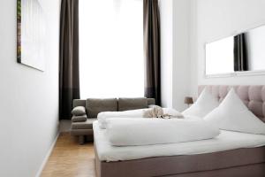 1 dormitorio con 1 cama blanca grande y 1 sofá en SC 6 Cozy Family & Business Flair welcomes you - Rockchair Apartments, en Berlín