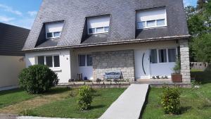 a white house with a gray roof at studio 2 personnes entre campagne et plages in Questembert