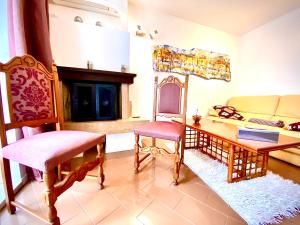 a living room with a couch and a table and chair at Appartamento Alice in Bardolino
