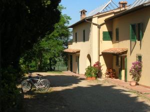 a bike parked in a yard next to a house at Agriturismo Le Pianore in Montespertoli