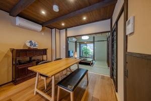 Posezení v ubytování 十一宿 島原 一棟貸し 最大5名 丹波口駅から徒歩6分 + 8 fotografií