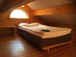 Tempat tidur dalam kamar di Gärdsholmens Skärgårdshemman "Eken"