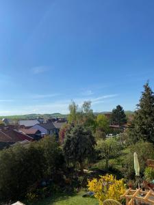 vistas a un jardín con árboles y casas en Ferienwohnung Geidel in der Altstadt Nordhausen, en Nordhausen