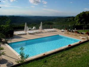 a swimming pool with a view of the mountains at Agriturismo Le Pianore in Montespertoli