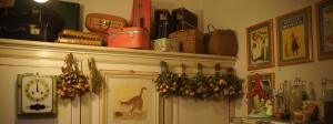 une étagère au-dessus d'une cheminée ornée de décorations de Noël. dans l'établissement B&B Canto Alla Porta Vecchia, à Pistoia