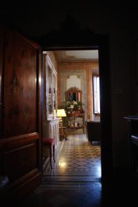 porta aperta su un corridoio con soggiorno di B&B Canto Alla Porta Vecchia a Pistoia