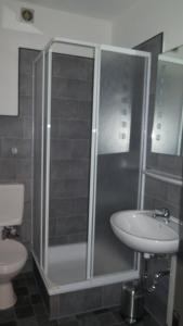 ein Bad mit einer Dusche, einem WC und einem Waschbecken in der Unterkunft Johnny's wohnen auf Zeit in Duisburg