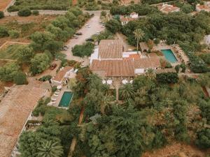 una vista aérea de una casa con 2 piscinas en Hotel Rural Biniarroca - Adults Only, en Sant Lluis