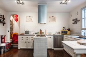 A kitchen or kitchenette at Casa Costanza