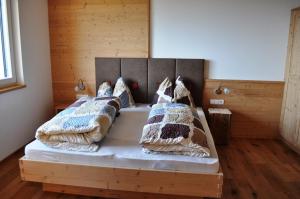 En eller flere senge i et værelse på Ferienwohnung Stocknerhof