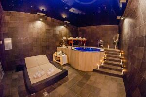 a bathroom with a jacuzzi tub and stairs with lights at Hotel Czardasz Spa & Wellness in Płock