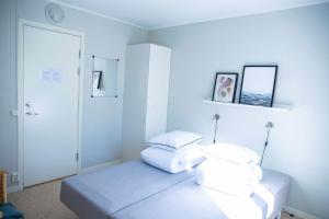 Llit o llits en una habitació de Hunnebostrands vandrarhem Gammelgården