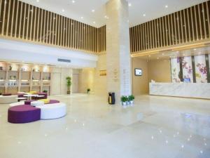 a large lobby with aasteryasteryasteryasteryasteryasteryasteryasteryasteryasteryastery at Lavande Hotel Nanchang West Railway Station Guobo Subway Station in Nanchang
