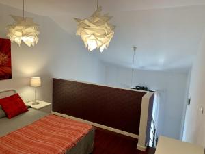 1 dormitorio con 1 cama y 2 luces en el techo en Petit Palomar - PalomarGroup, en Valencia