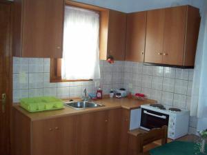 Mιχαλης Apartments的厨房或小厨房