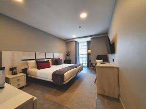 a hotel room with a bed and a desk at Apartahotel 5dos5 in Oviedo