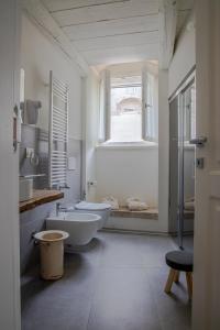 A bathroom at L'Artiere Dimore nei Sassi