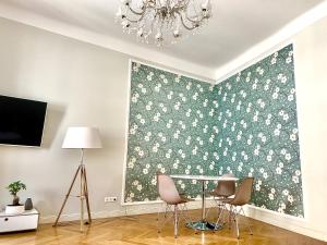 Telewizja i/lub zestaw kina domowego w obiekcie Pink Grapefruit City Condo
