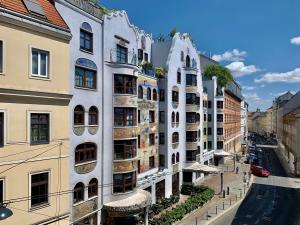 wysoki biały budynek przy ulicy miejskiej w obiekcie Pink Grapefruit City Condo w Wiedniu