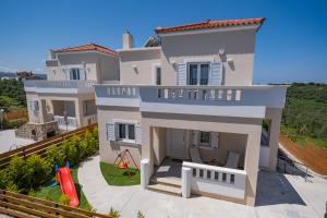 Cette villa offre une vue sur une maison. dans l'établissement Prinos Oasis Twin Villas II, à Prínos