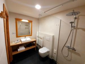 Bilik mandi di Hotel KORTUS