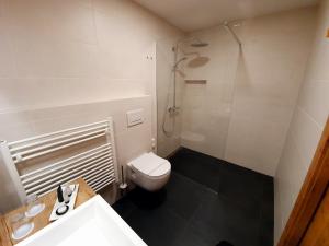 Bilik mandi di Hotel KORTUS