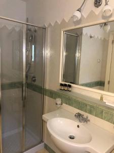 La salle de bains est pourvue d'un lavabo et d'une douche. dans l'établissement Amalfitano Apartments, à Amalfi