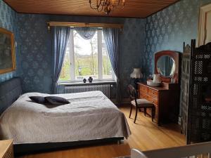 una camera con letto, specchio e finestra di Gørdinglund Manorhouse Mainbuilding a Gørding