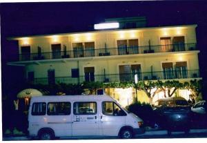 un furgone bianco parcheggiato di fronte a un edificio di Pyrassos a Nea Anchialos