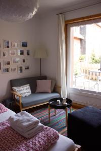 ein Wohnzimmer mit einer Couch und einem Tisch und einem Fenster in der Unterkunft Stadtflucht Lüneburg: Ferienwohnungen Innenstadt in Lüneburg