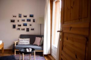 ein Wohnzimmer mit einem Sofa und einem Tisch in der Unterkunft Stadtflucht Lüneburg: Ferienwohnungen Innenstadt in Lüneburg