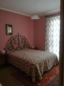 una camera con un grande letto in una stanza rossa di Ollasio18 a Giaveno