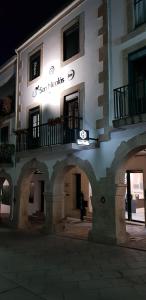 un bâtiment avec une arche devant lui dans l'établissement Casa San Nicolás, à Portomarín