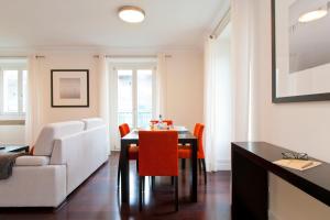 d'une salle à manger avec une table et une chaise blanche. dans l'établissement Baxia-Chiado Apartment with Incredible view, à Lisbonne