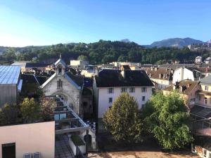 een luchtzicht op een stad met gebouwen en bomen bij Studio Eléphants 1 in Chambéry