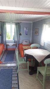 Zimmer mit einem Bett, einem Tisch und Stühlen in der Unterkunft Stugor Storsjöns strand in Hackås