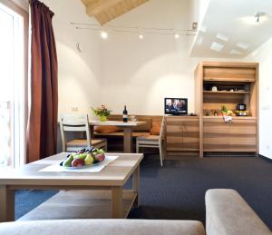 a room with a table with a bowl of fruit on it at mittendorf klimaresidence in Schenna