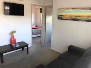 Una televisión o centro de entretenimiento en Absolute Lake View Motel